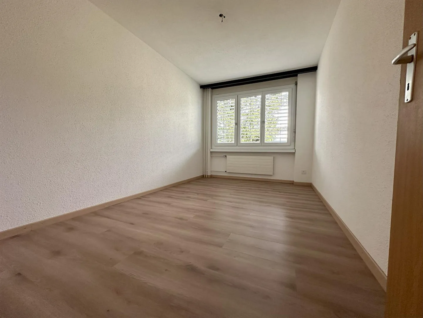 Beautifully renovated 3.5 room apartment with stunning views - Photo 6 of 10