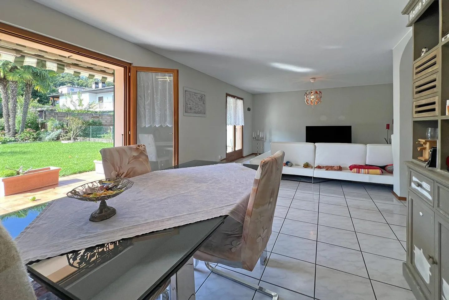 Schöne 4.5-Zimmer-Villa mit Garten und Grotte in Novazzano - Foto 3 von 11