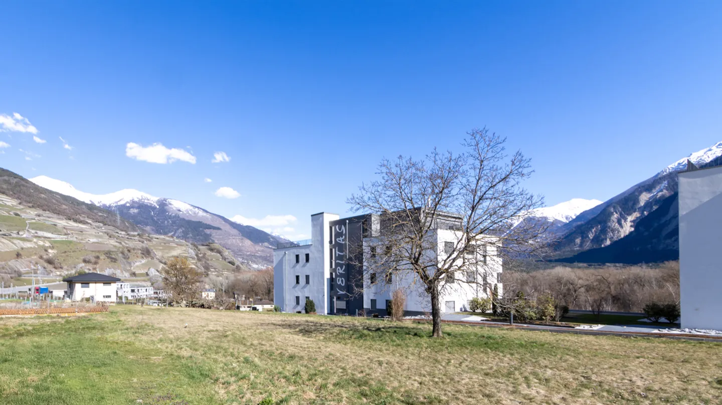 SPLENDIDO APPARTAMENTO 4.5 STANZE CON GIARDINO PRIVATO A SALQUENEN - Foto 3 di 4