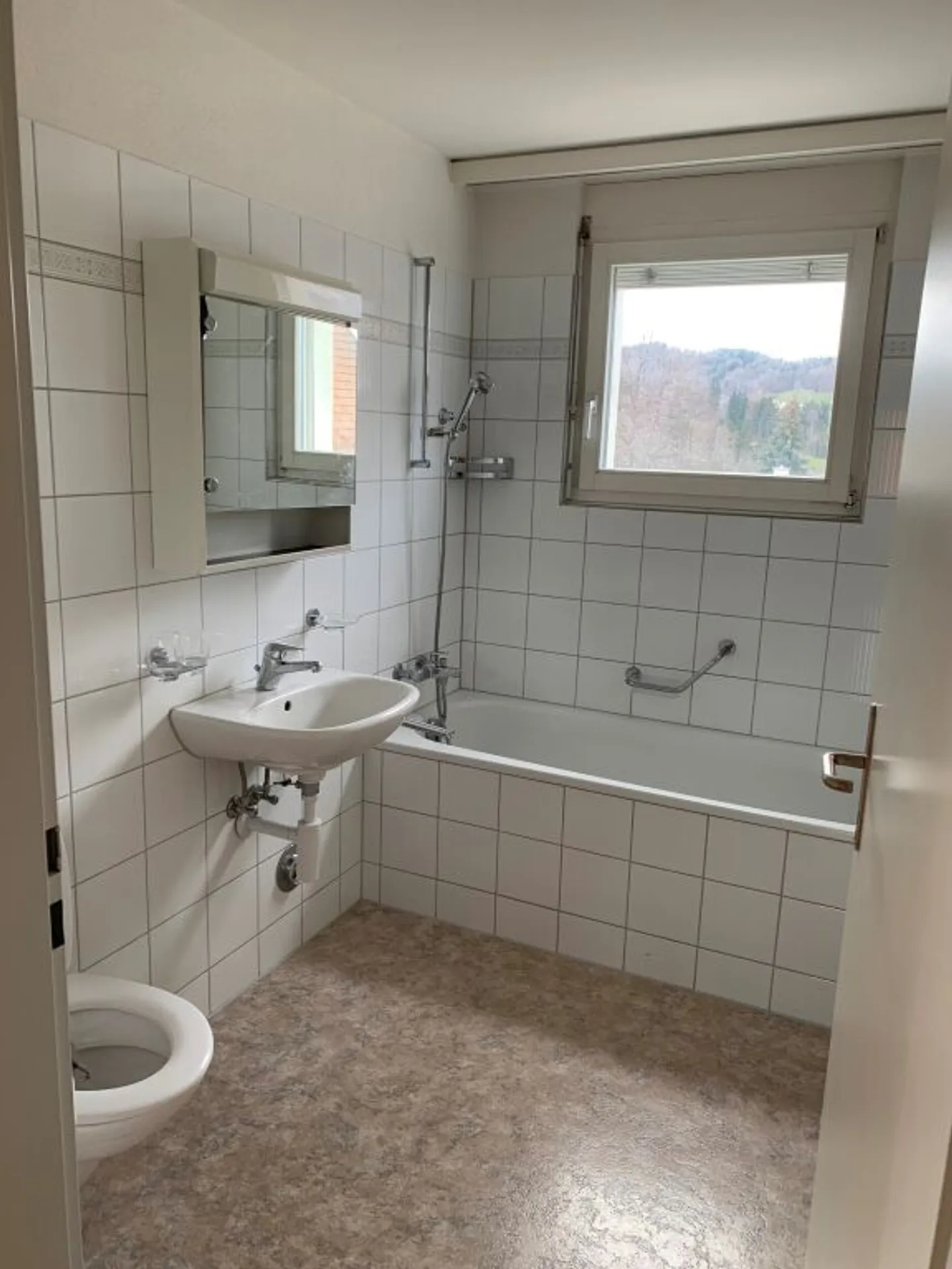 PROMOTION DE FIN D'ÉTÉ - Appartement sous les toits ensoleillé avec belle vue - Photo 3 sur 6