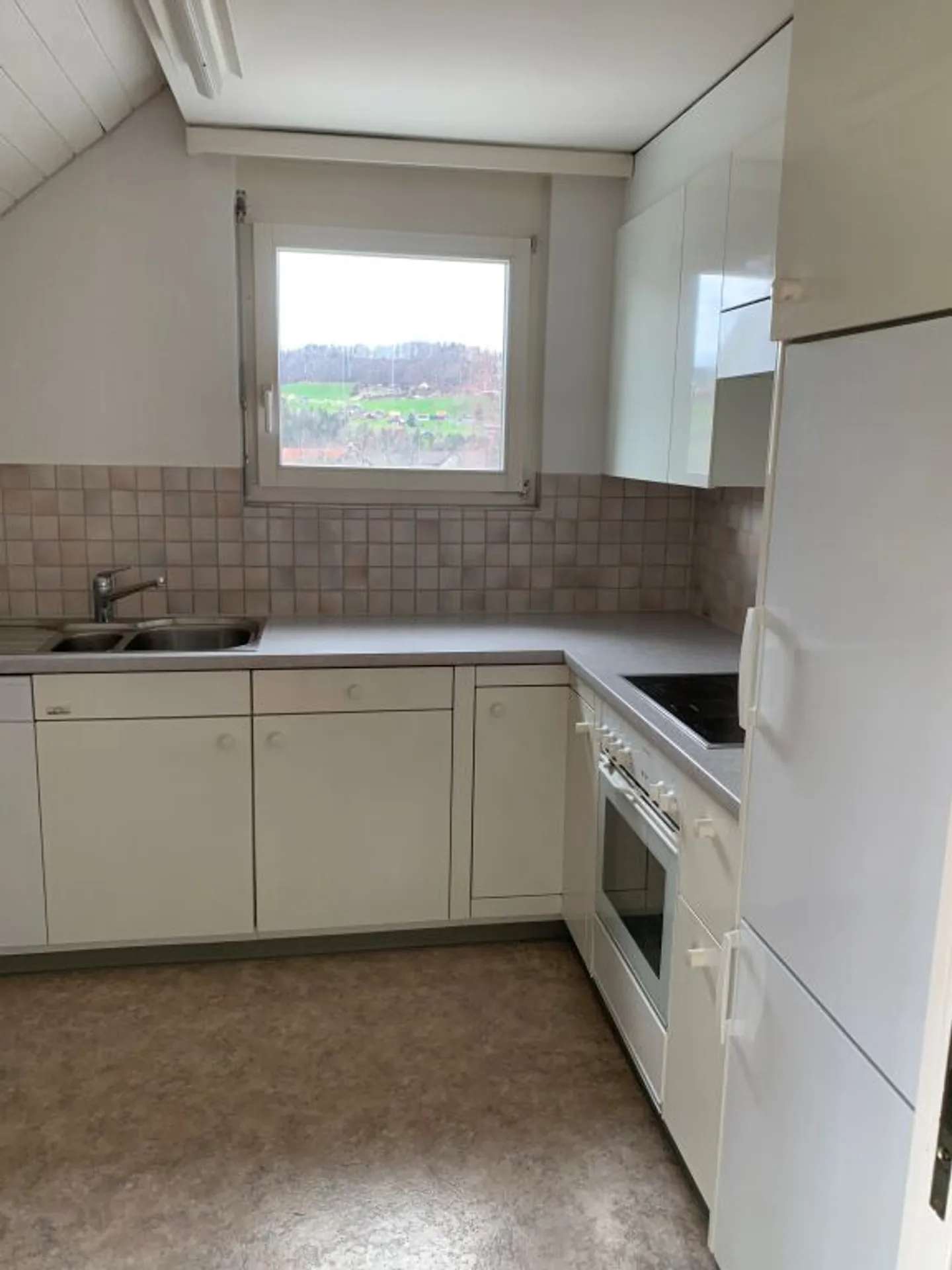 PROMOTION DE FIN D'ÉTÉ - Appartement sous les toits ensoleillé avec belle vue - Photo 2 sur 6