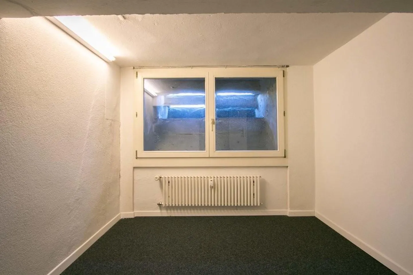 Zentrales Büro/Lagerraum - Foto 2 von 3