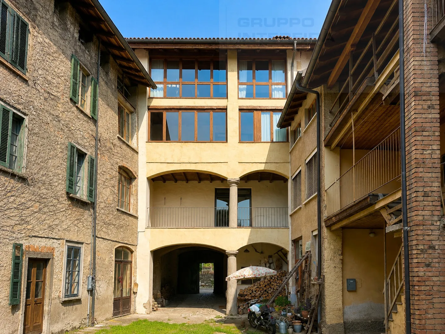 Maison fascinante de 5,5 pièces rénovée - Photo 2 sur 15