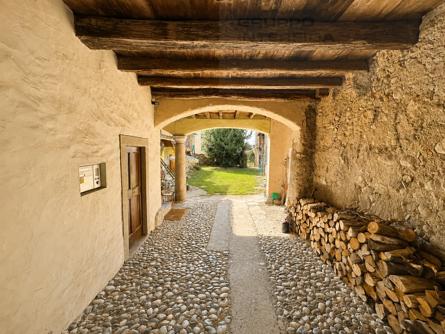 Maison fascinante de 5,5 pièces rénovée - Photo 3 sur 15