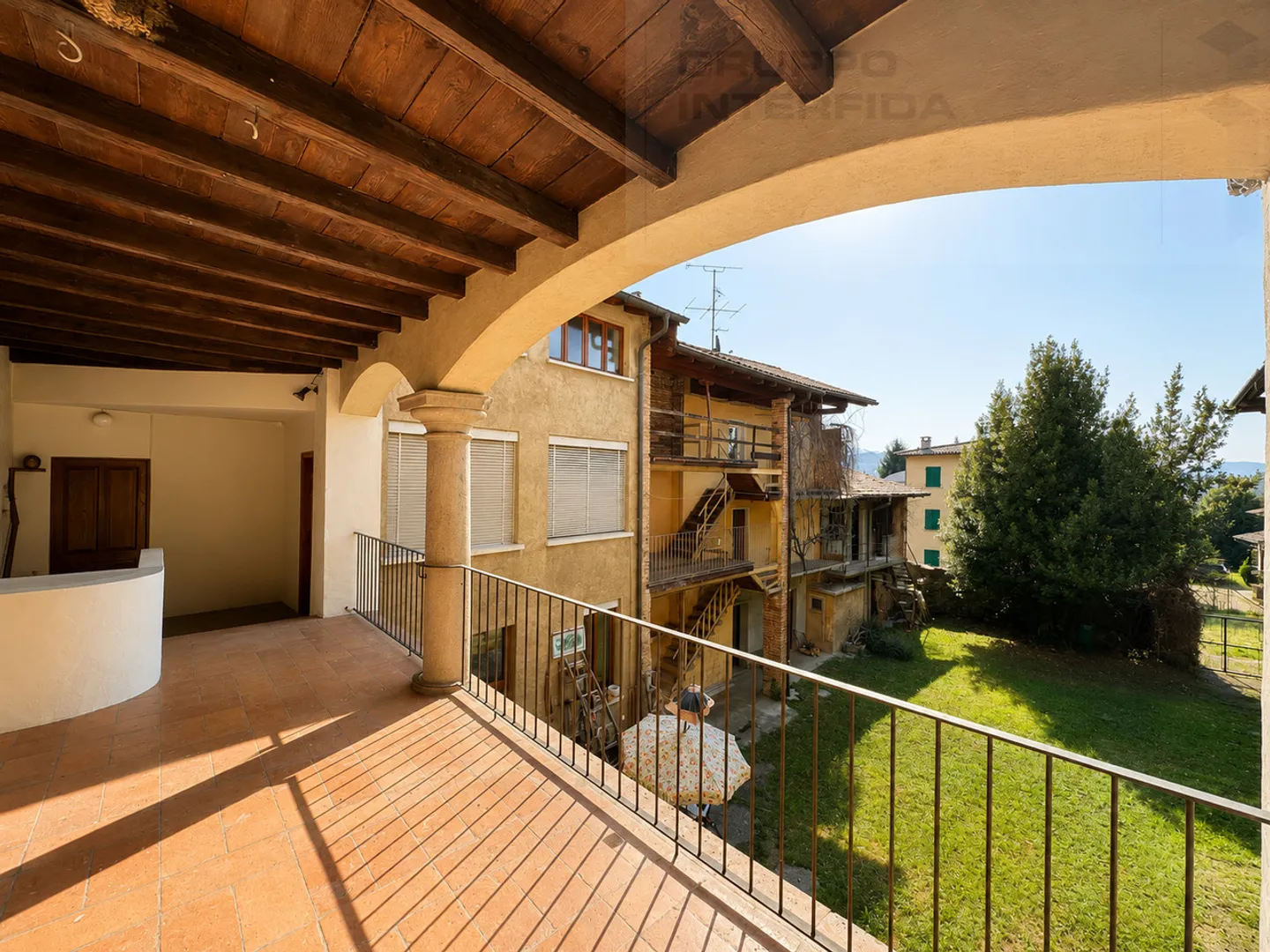 Maison fascinante de 5,5 pièces rénovée - Photo 4 sur 15
