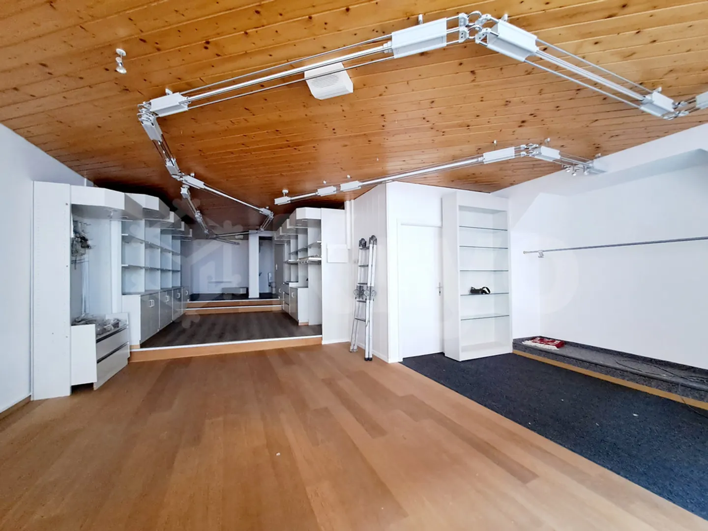 CENTRALE 18, Spazio commerciale nel centro della città - Foto 2 di 6