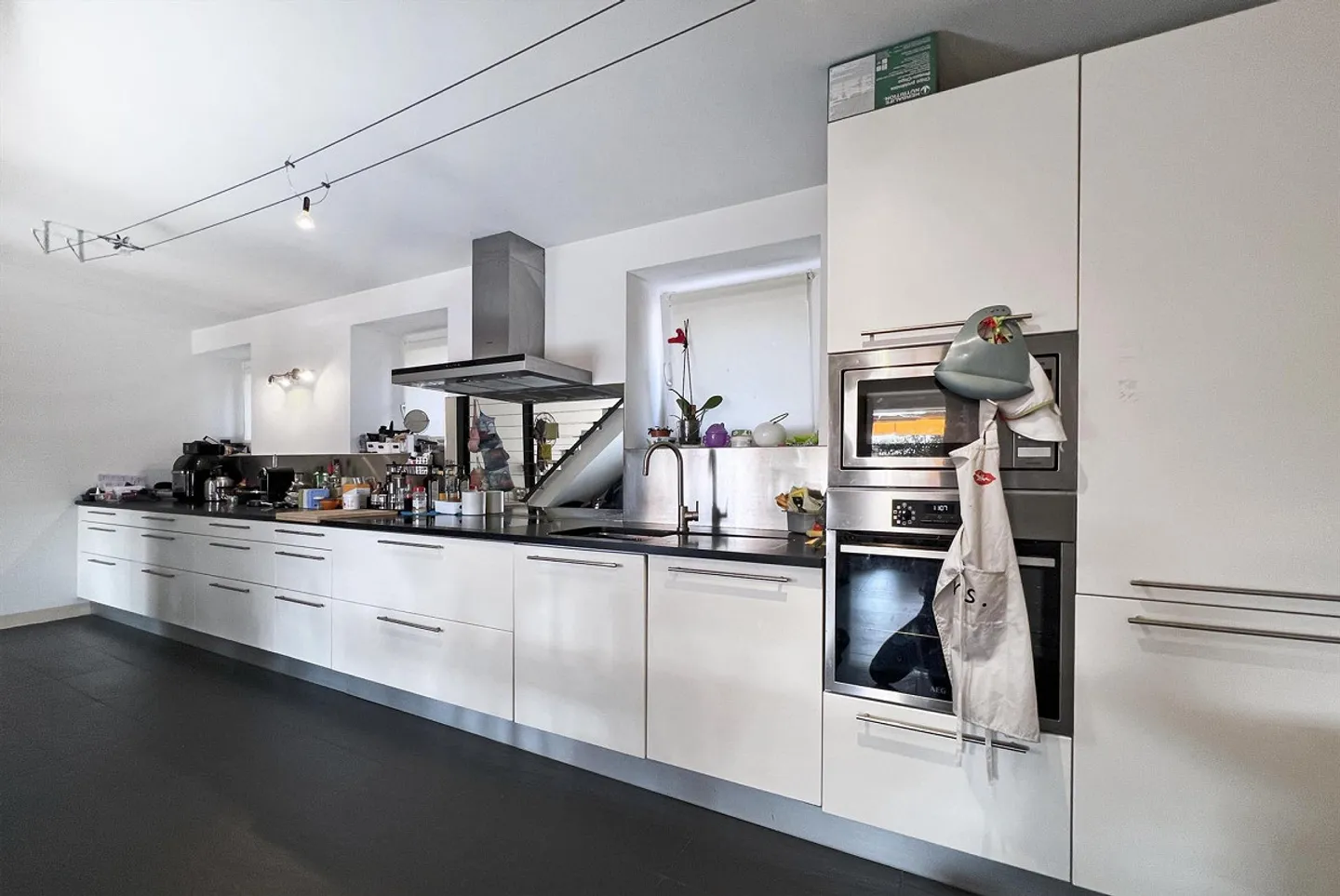 Geräumiges Duplex mit 3.5 Zimmern und privatem Garten in Agno - Foto 3 von 11