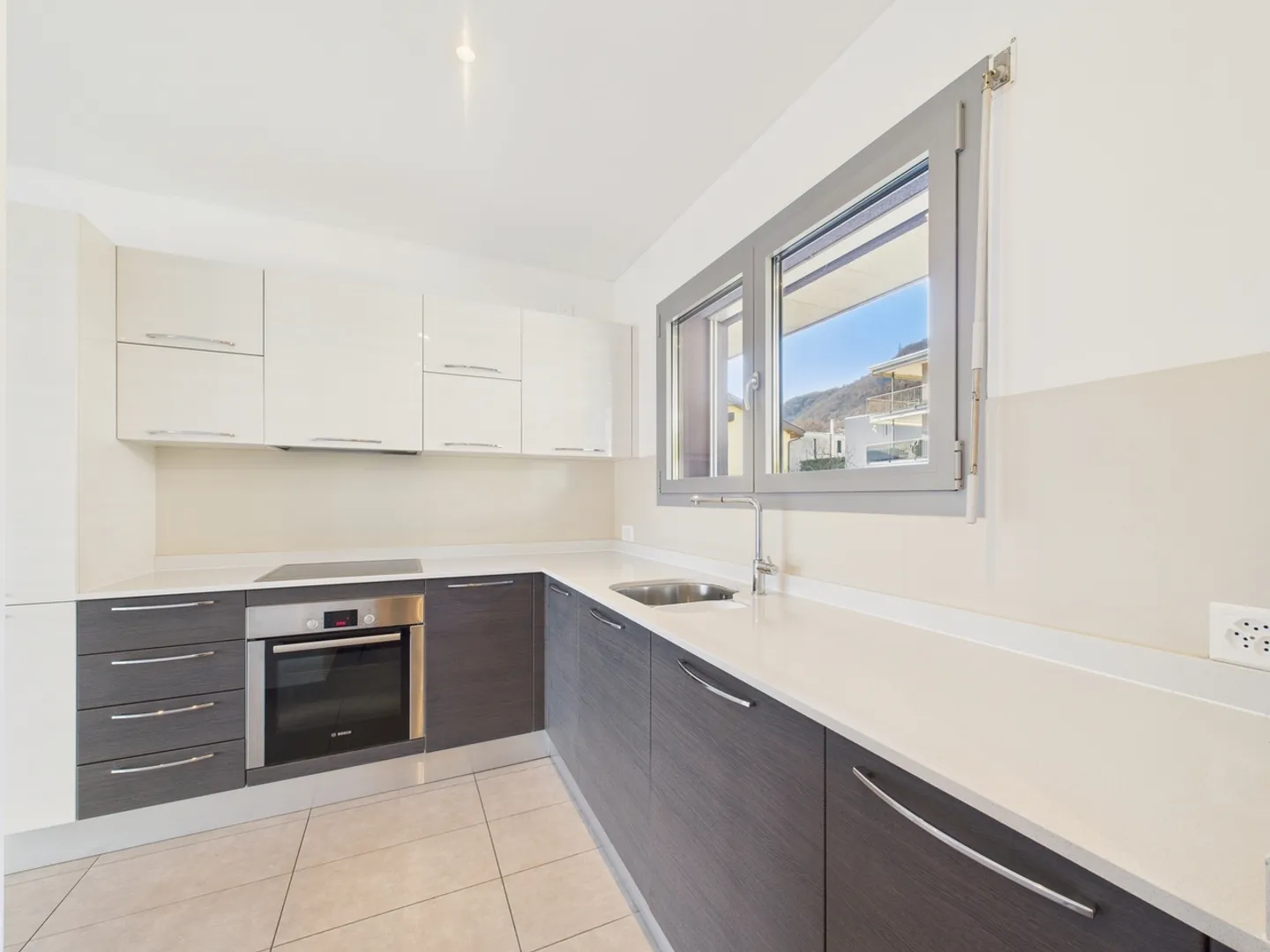 Appartement moderne 2.5 pièces avec grande terrasse à Gravesano - Photo 4 sur 12