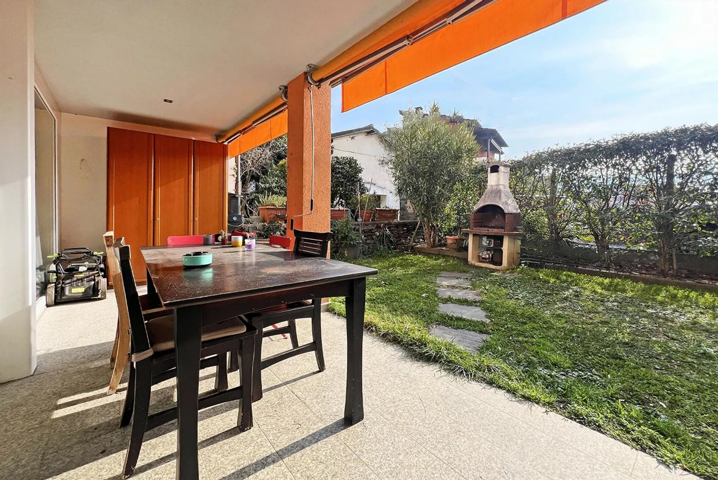 Geräumiges Duplex mit 3.5 Zimmern und privatem Garten in Agno - Foto 5 von 11