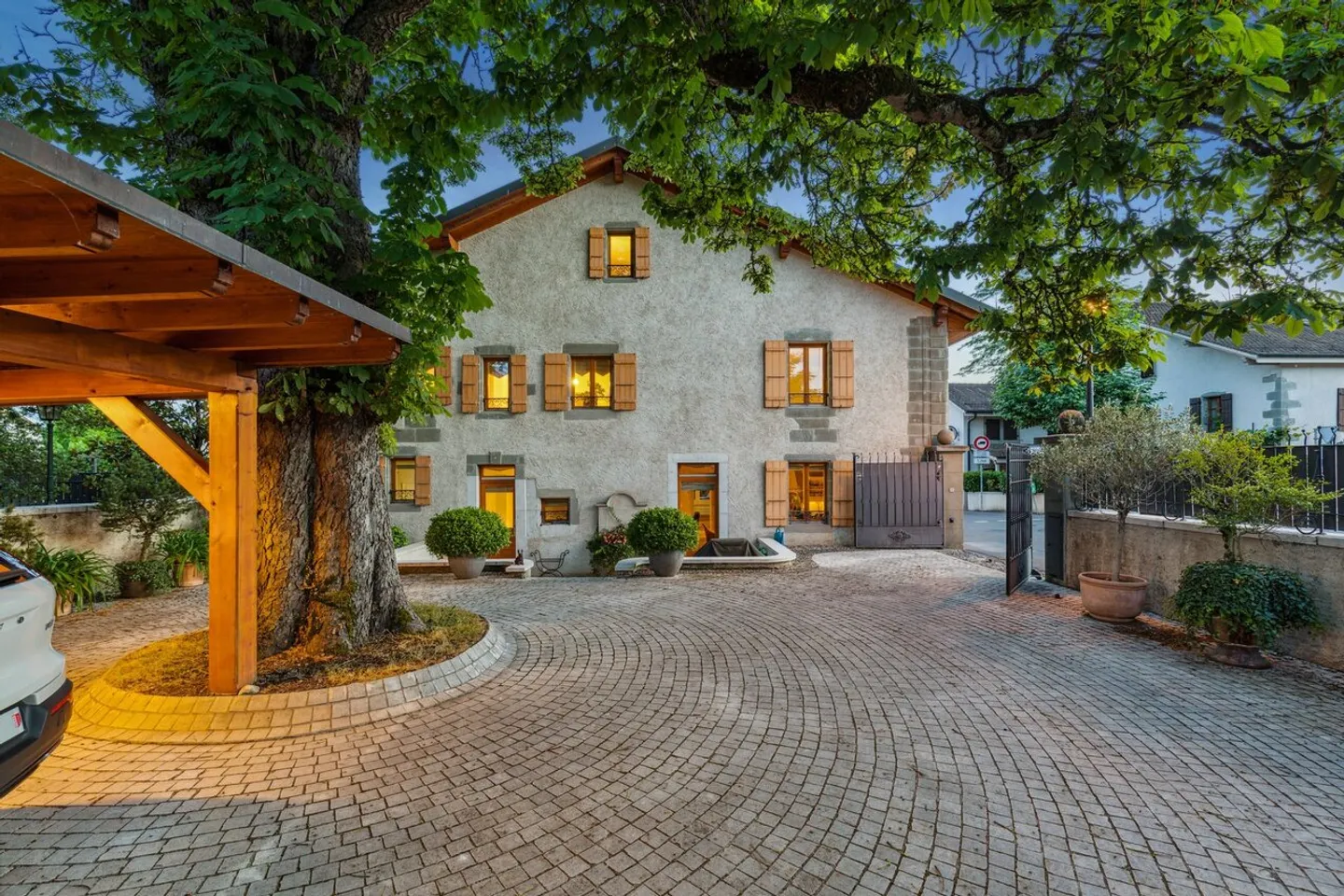 RARE - PATRICIAN HOUSE WITH HIGH-QUALITY MATERIALS AND SWIMMING POOL - Photo 1 of 19