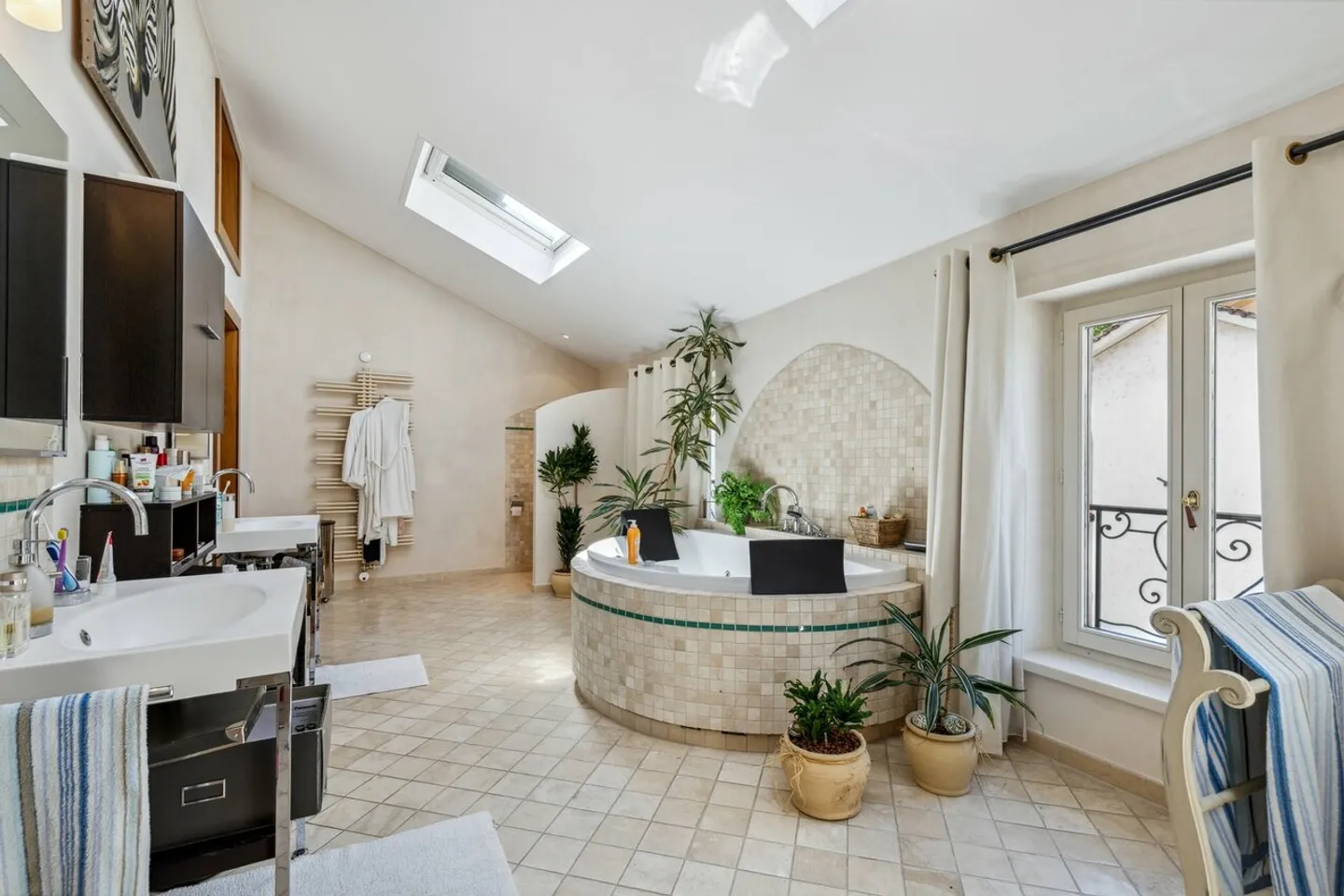 RARE - PATRICIAN HOUSE WITH HIGH-QUALITY MATERIALS AND SWIMMING POOL - Photo 11 of 19