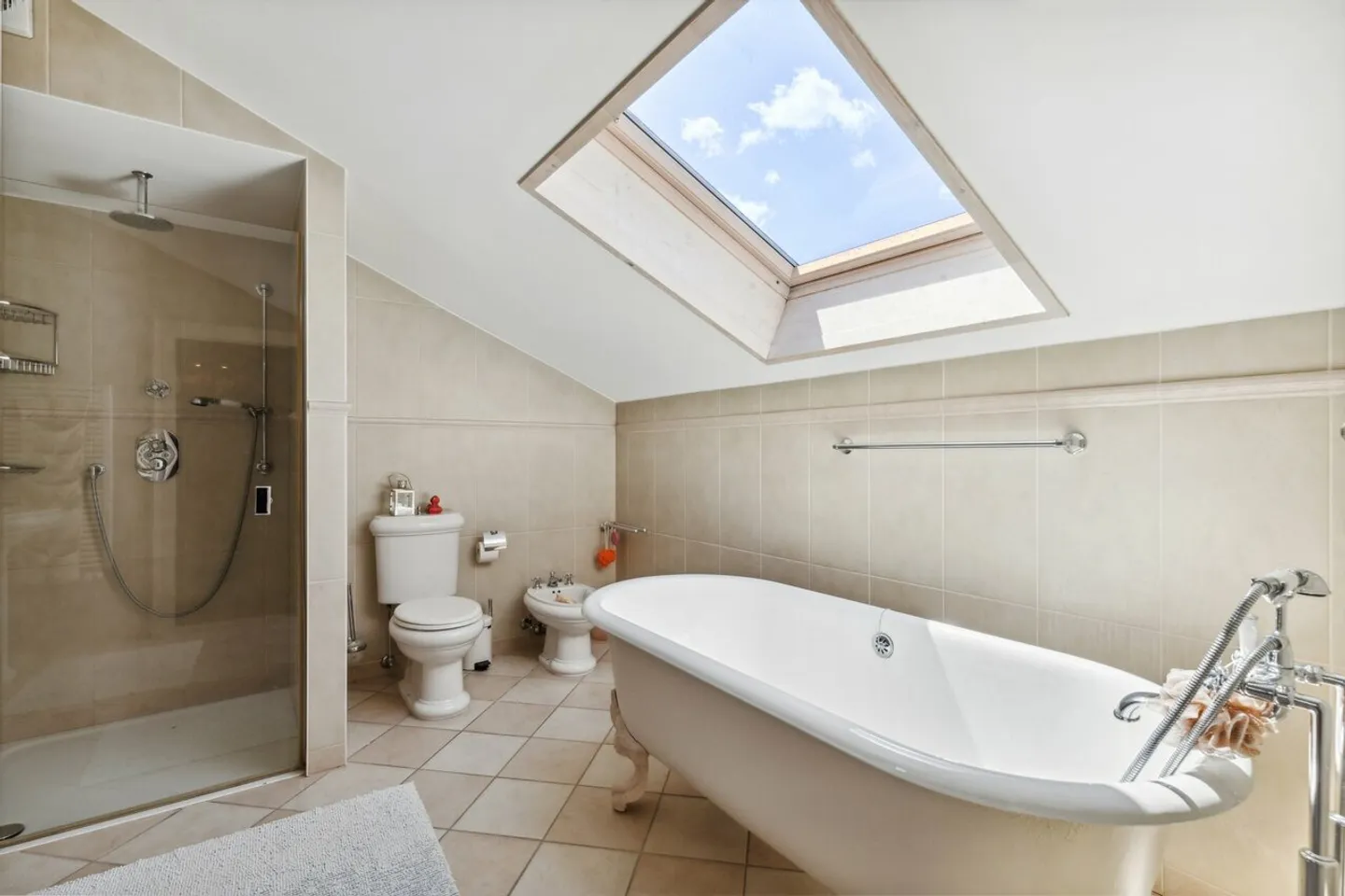 RARE - PATRICIAN HOUSE WITH HIGH-QUALITY MATERIALS AND SWIMMING POOL - Photo 15 of 19