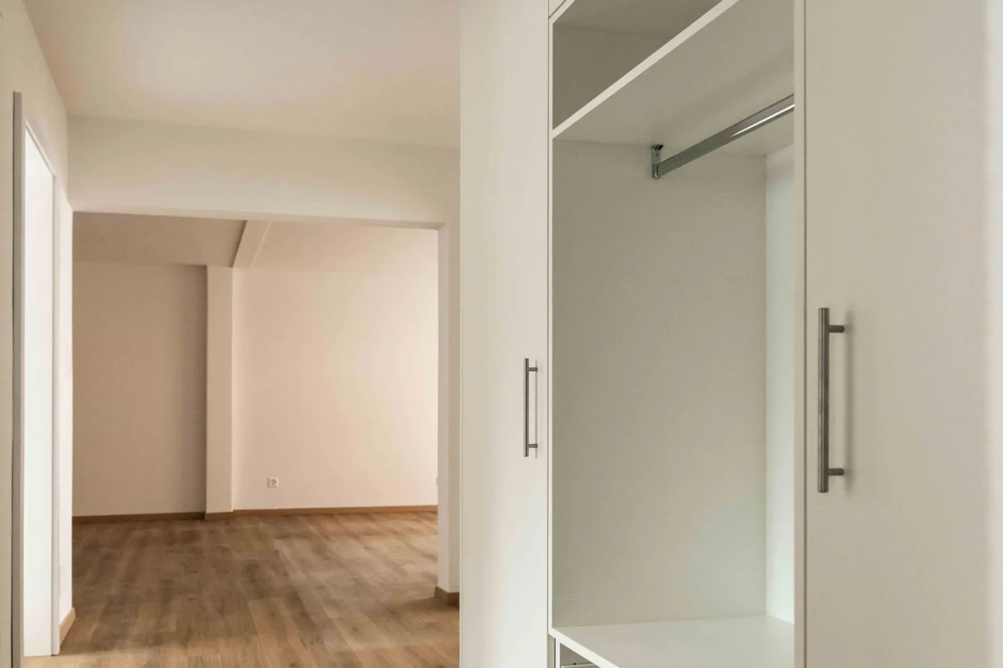 Appartement 2.5 pièces dans un emplacement central - Photo 3 sur 8