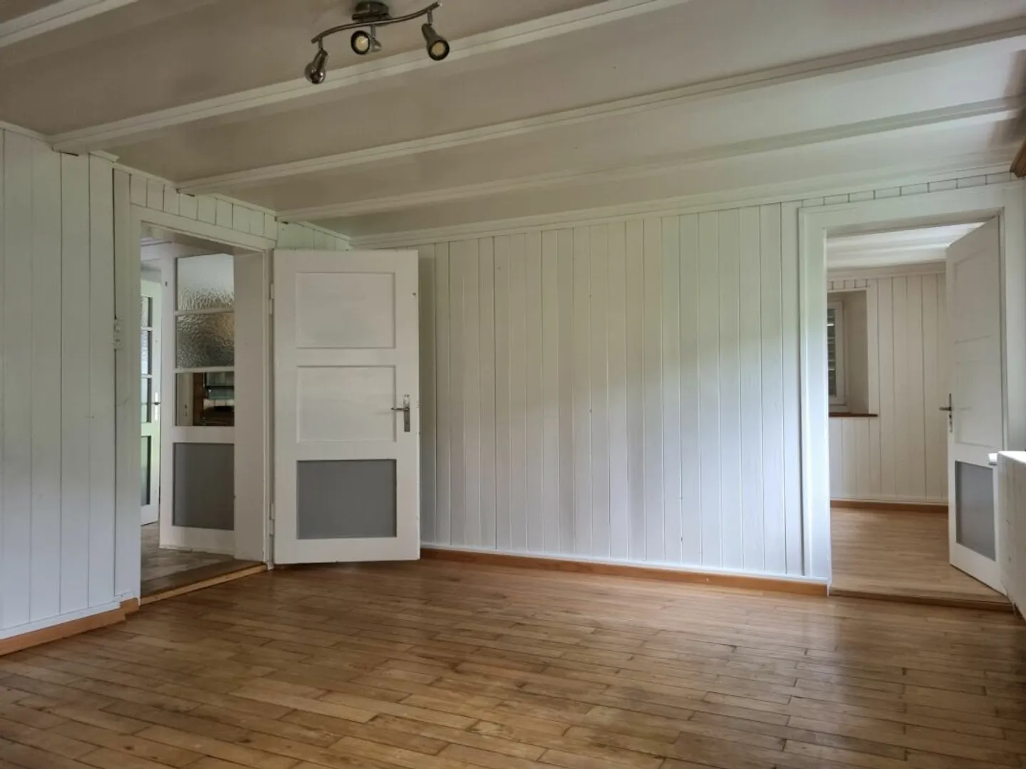 Cozy 3-room ground floor apartment in the village center - Photo 3 of 7