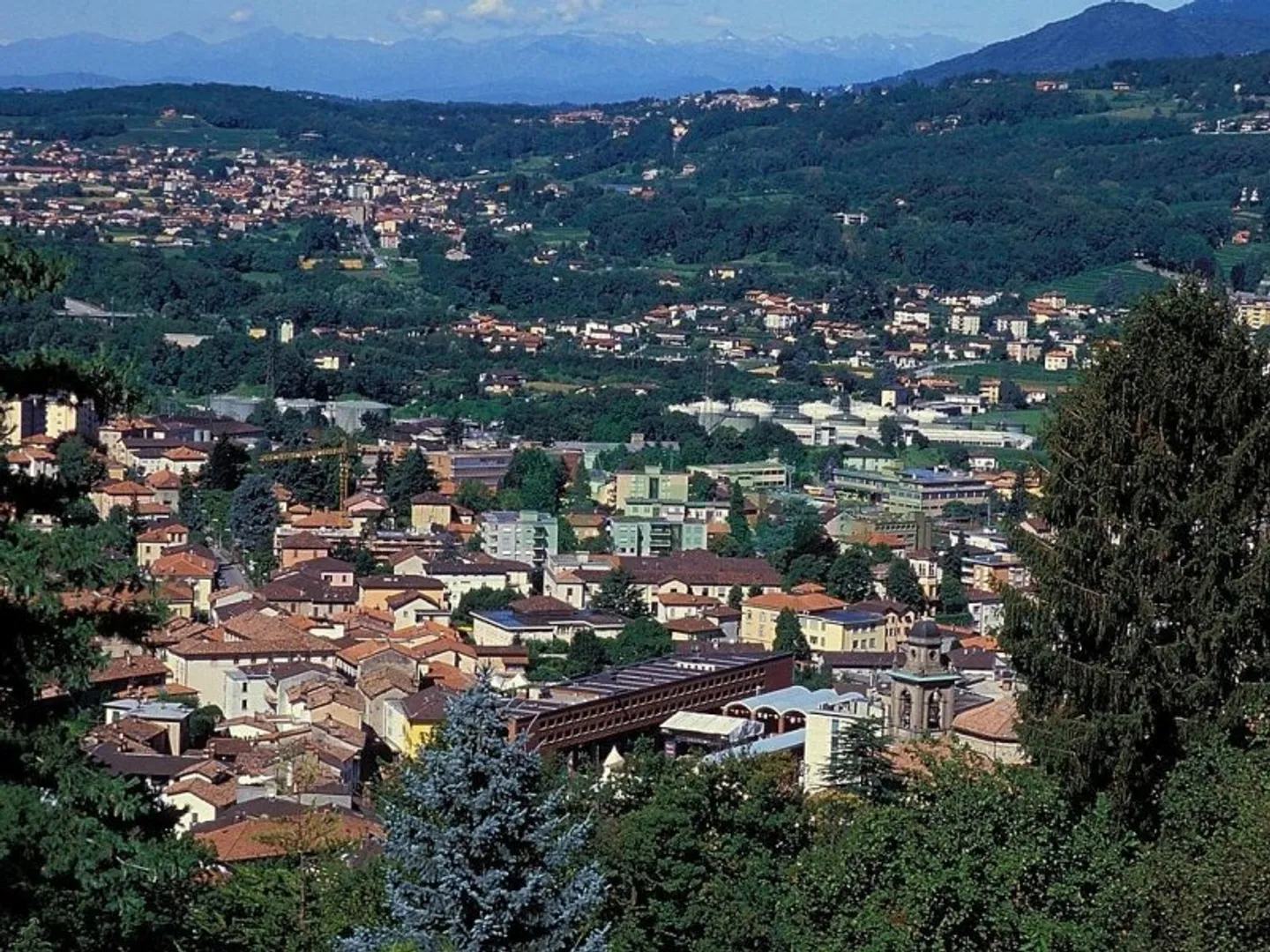 Grande terreno edificabile con progetto approvato per due edifici - Foto 2 di 5