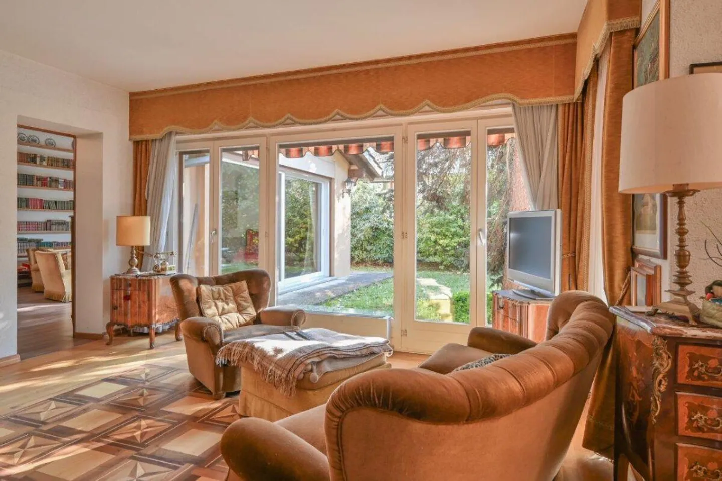 Villa maestosa con piscina in posizione esclusiva - Foto 6 di 10