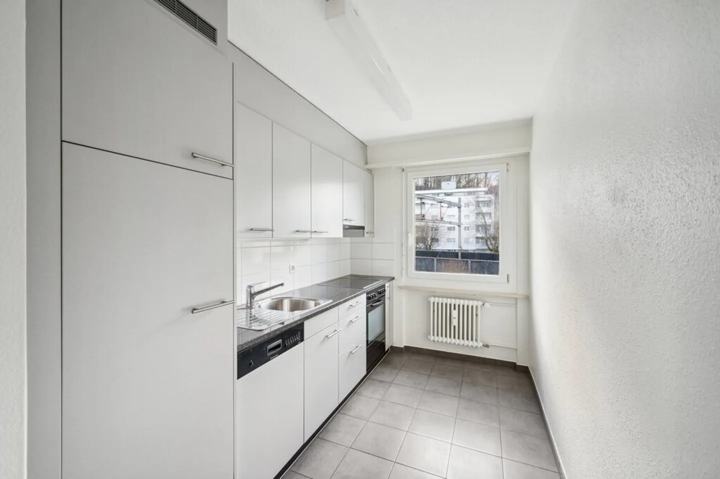 Appartement lumineux de 2 pièces avec balcon - Photo 2 sur 6