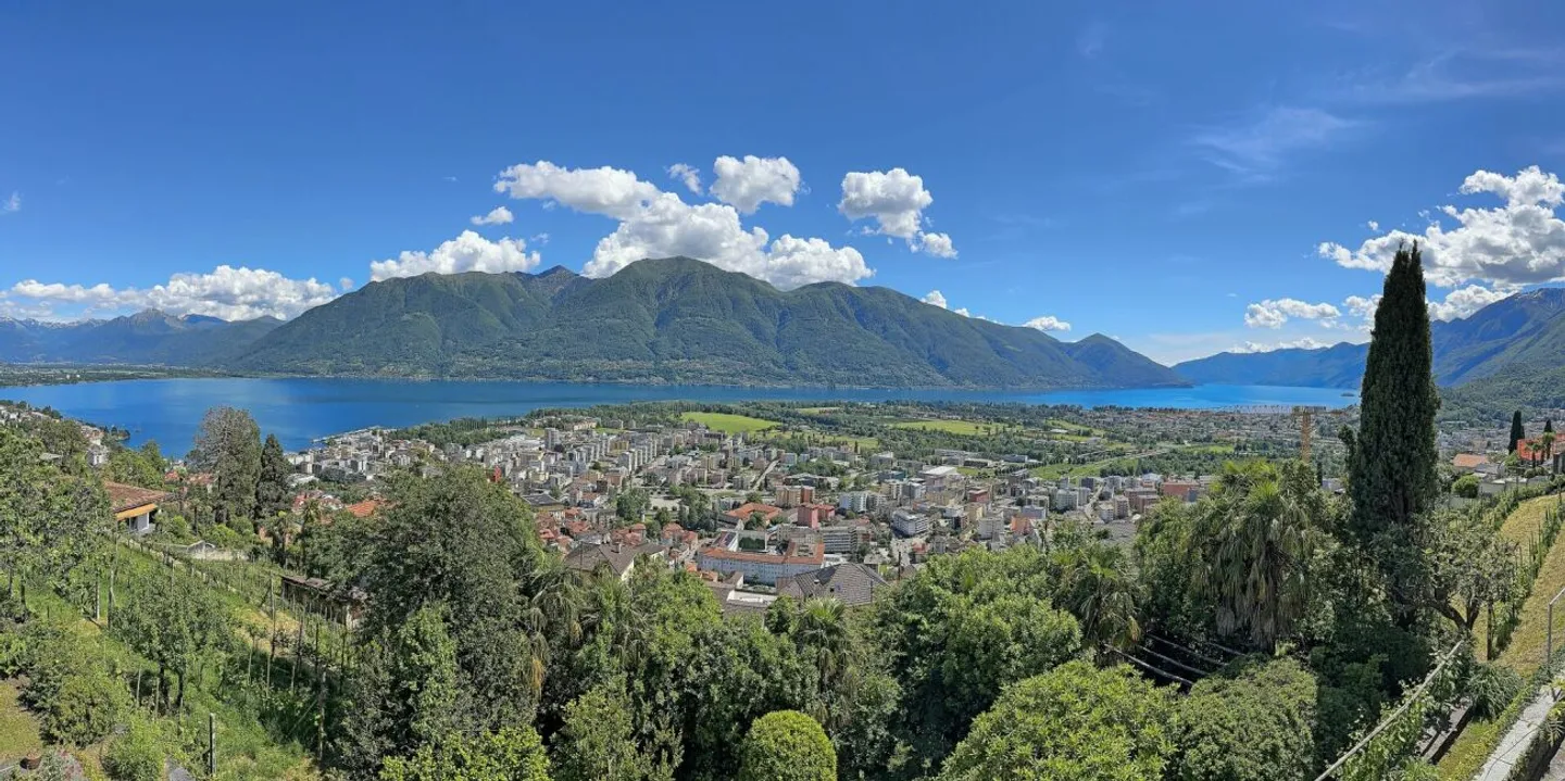 Villa, due case e terreno edificabile di 4'914 m2 con vista lago / Villa, zwei Häuser und 4'914 m2 Bauland mit Seesicht - Foto 4 di 4