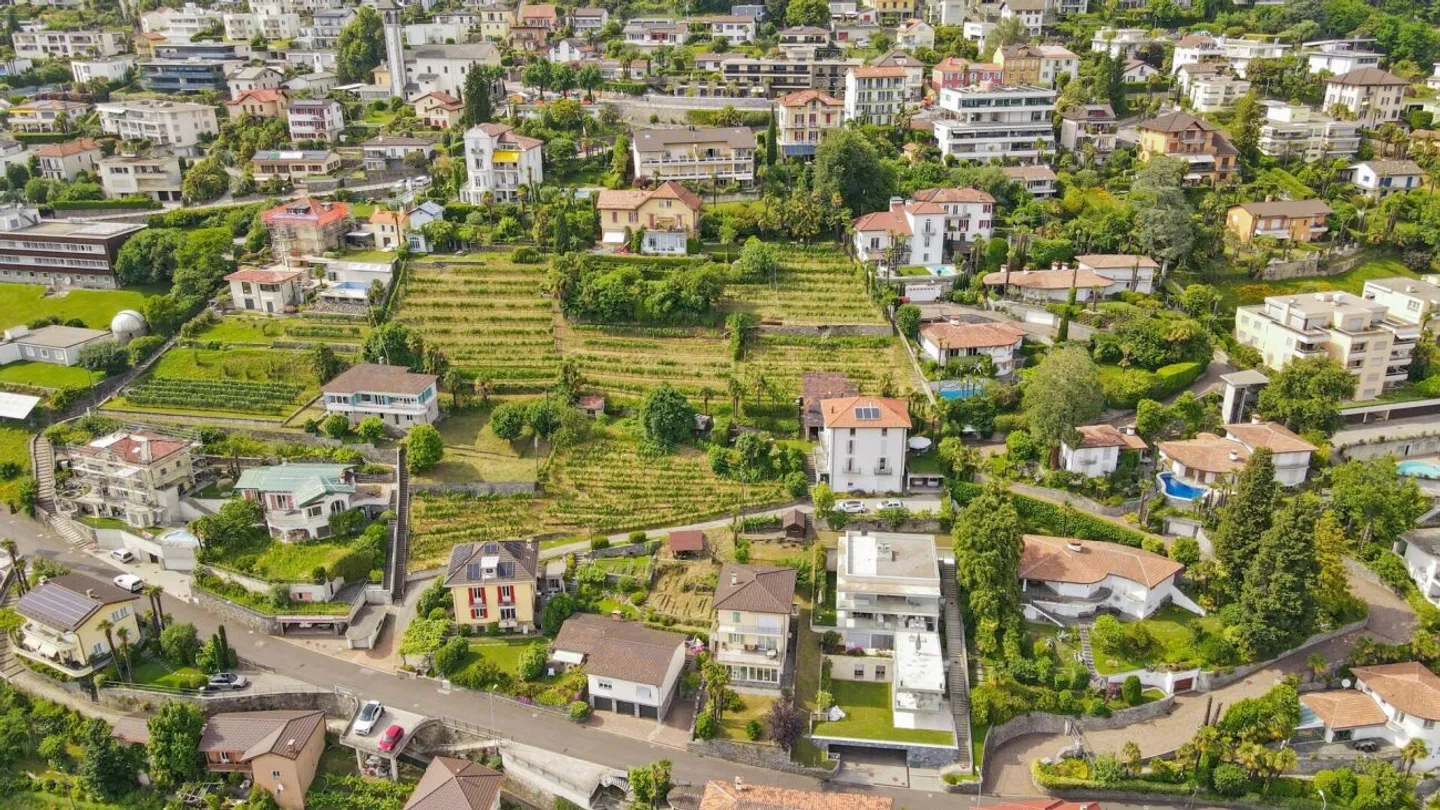 Villa, due case e terreno edificabile di 4'914 m2 con vista lago / Villa, zwei Häuser und 4'914 m2 Bauland mit Seesicht - Foto 1 di 4