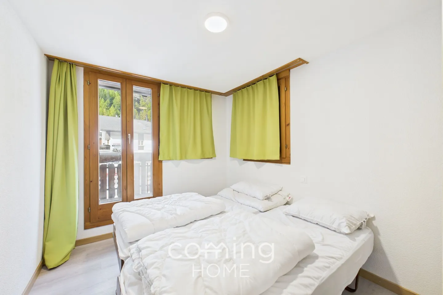 Appartamento soleggiato di 3,5 stanze nel cuore di Saas-Grund con vista sulle montagne circostanti - Foto 4 di 13