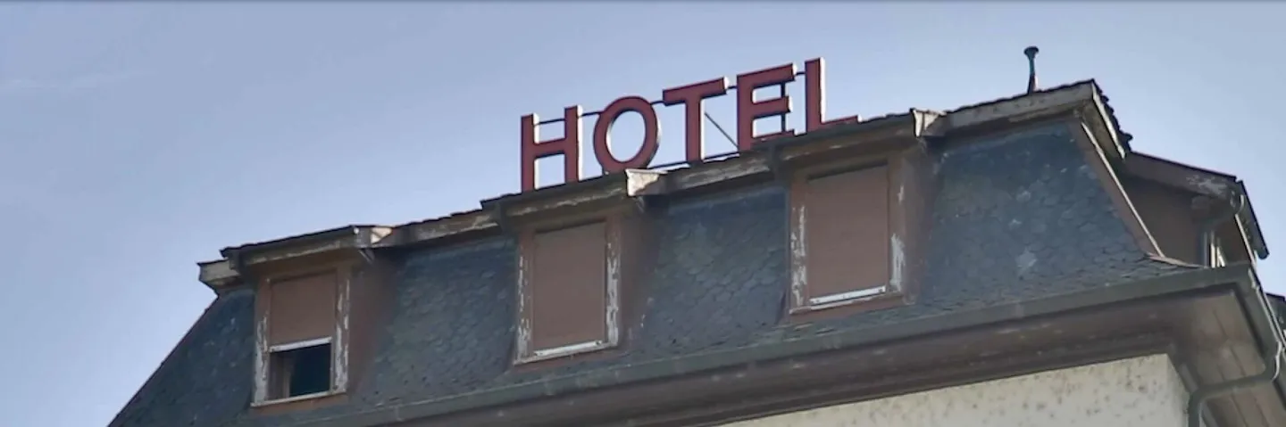 Edificio redditizio con caffè-ristorante, studi e posti auto. Rendimento lordo 6,3% - Foto 10 di 13