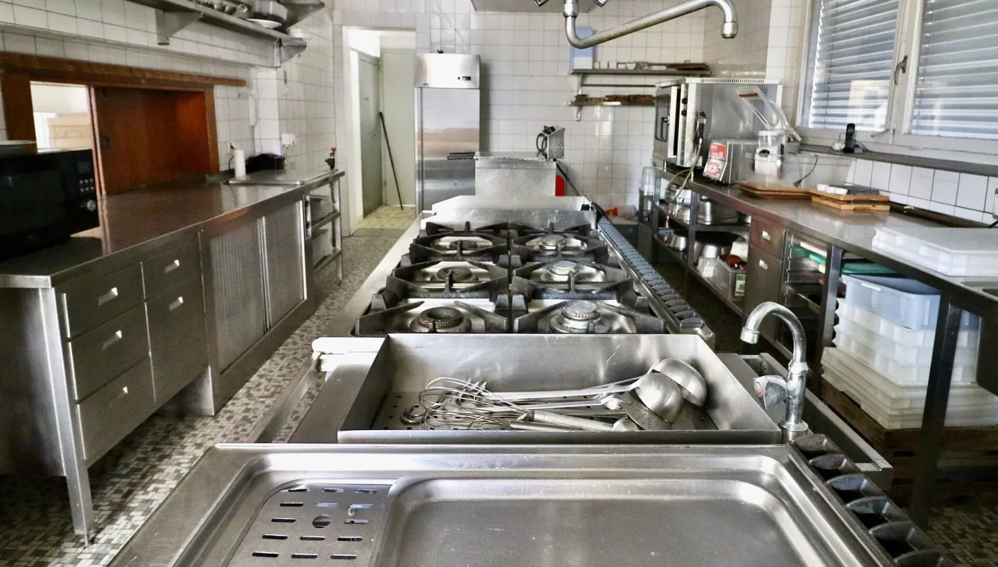 Edificio redditizio con caffè-ristorante, studi e posti auto. Rendimento lordo 6,3% - Foto 9 di 13