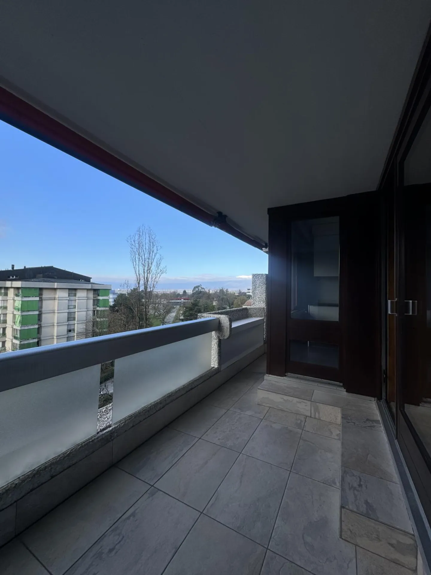 Superb 4-room renovated apartment with balcony - Photo 4 of 11