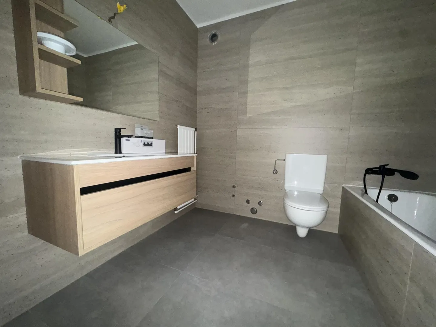 Superb 4-room renovated apartment with balcony - Photo 6 of 11