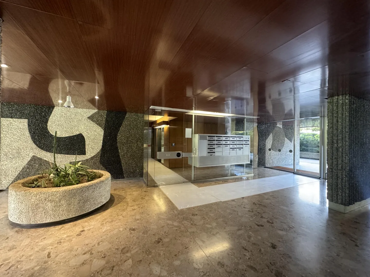 Superb 4-room renovated apartment with balcony - Photo 8 of 11