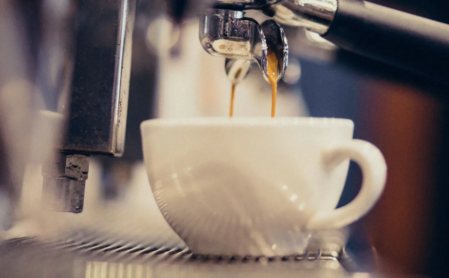 Edificio redditizio con caffè-ristorante, studi e posti auto. Rendimento lordo 6,3% - Foto 5 di 13