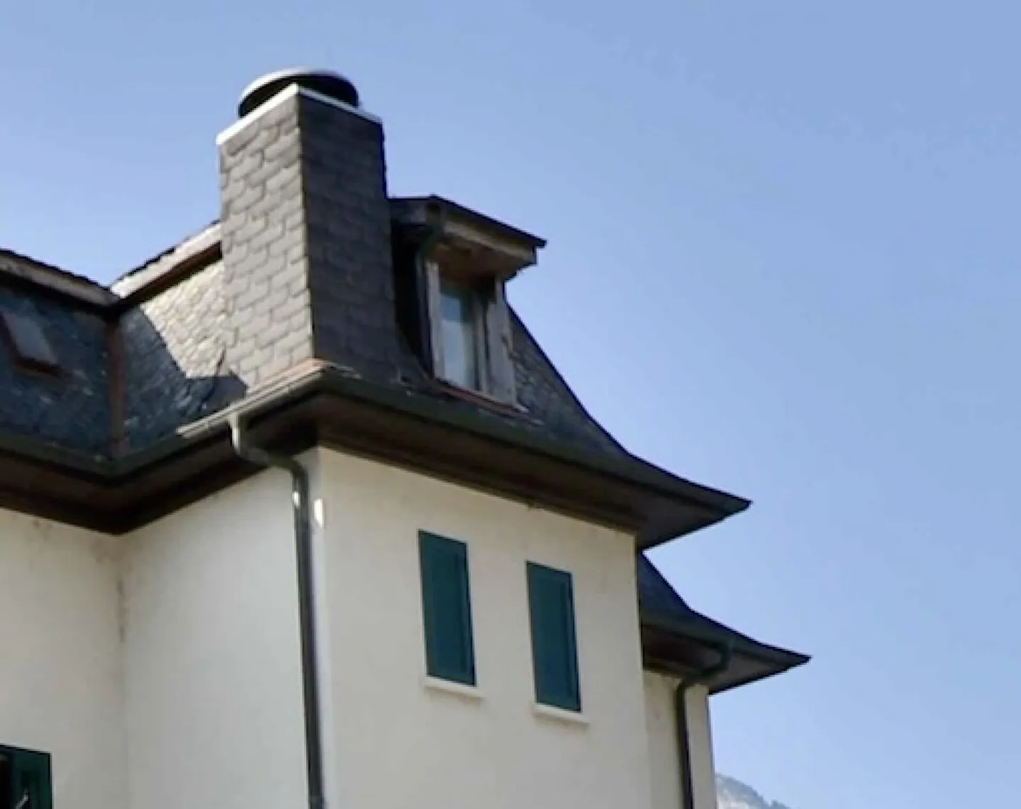 Edificio redditizio con caffè-ristorante, studi e posti auto. Rendimento lordo 6,3% - Foto 12 di 13