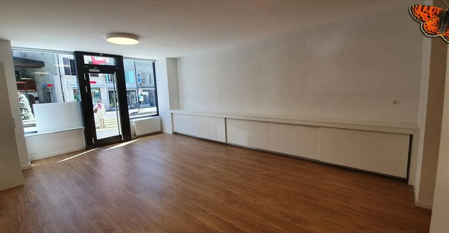 Beautiful commercial space of 114m² in the heart of Payerne - Photo 1 of 8