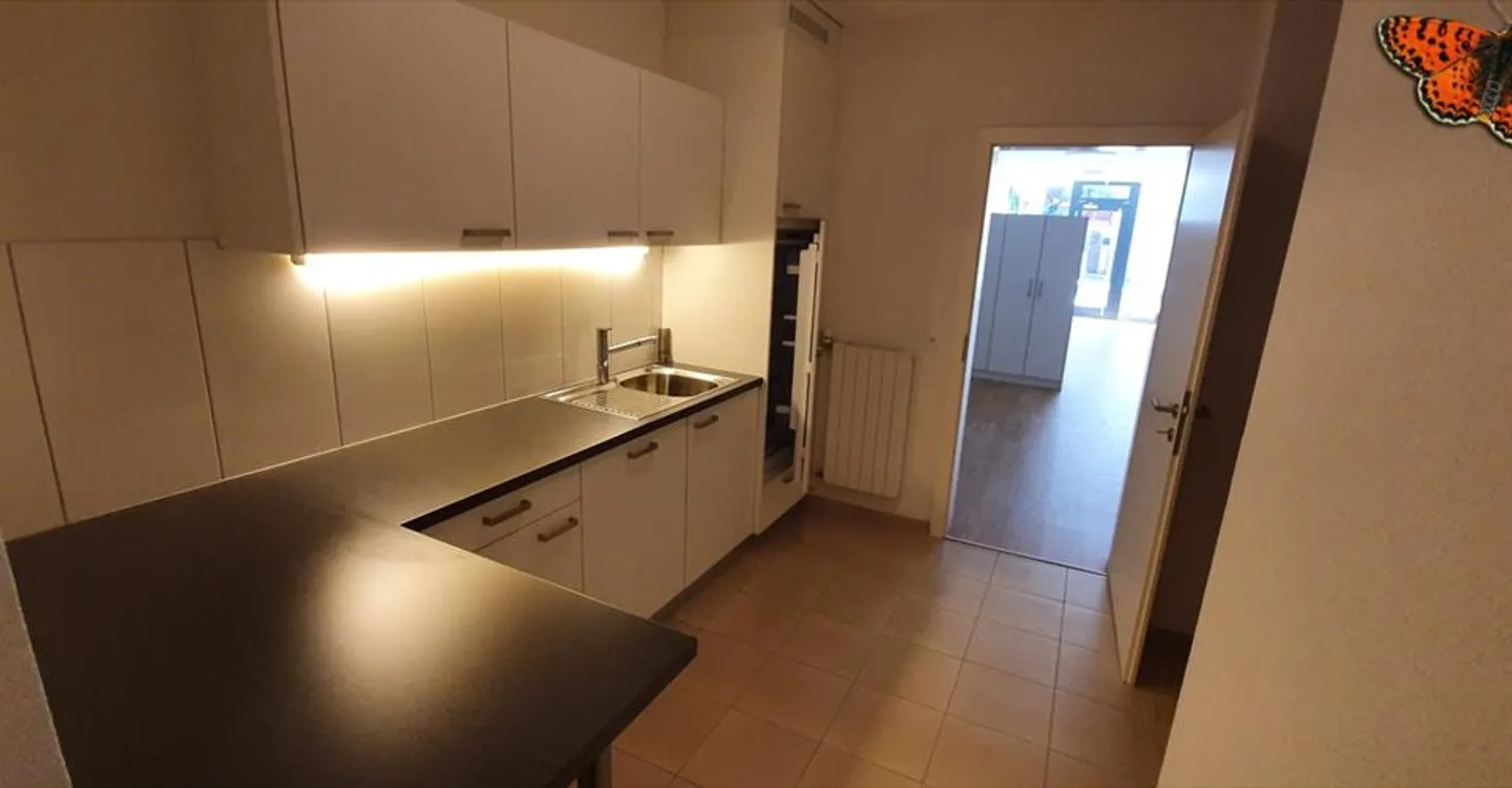 Beautiful commercial space of 114m² in the heart of Payerne - Photo 4 of 8