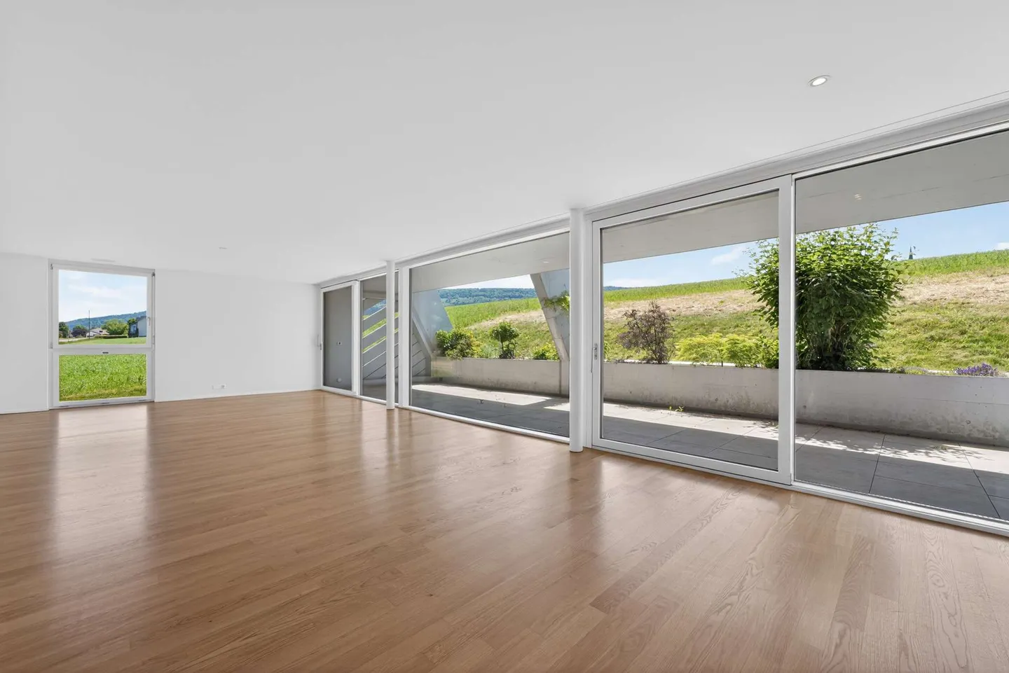 Appartement moderne et lumineux de 5,5 pièces avec une terrasse de 35,5 m² - Photo 3 sur 13