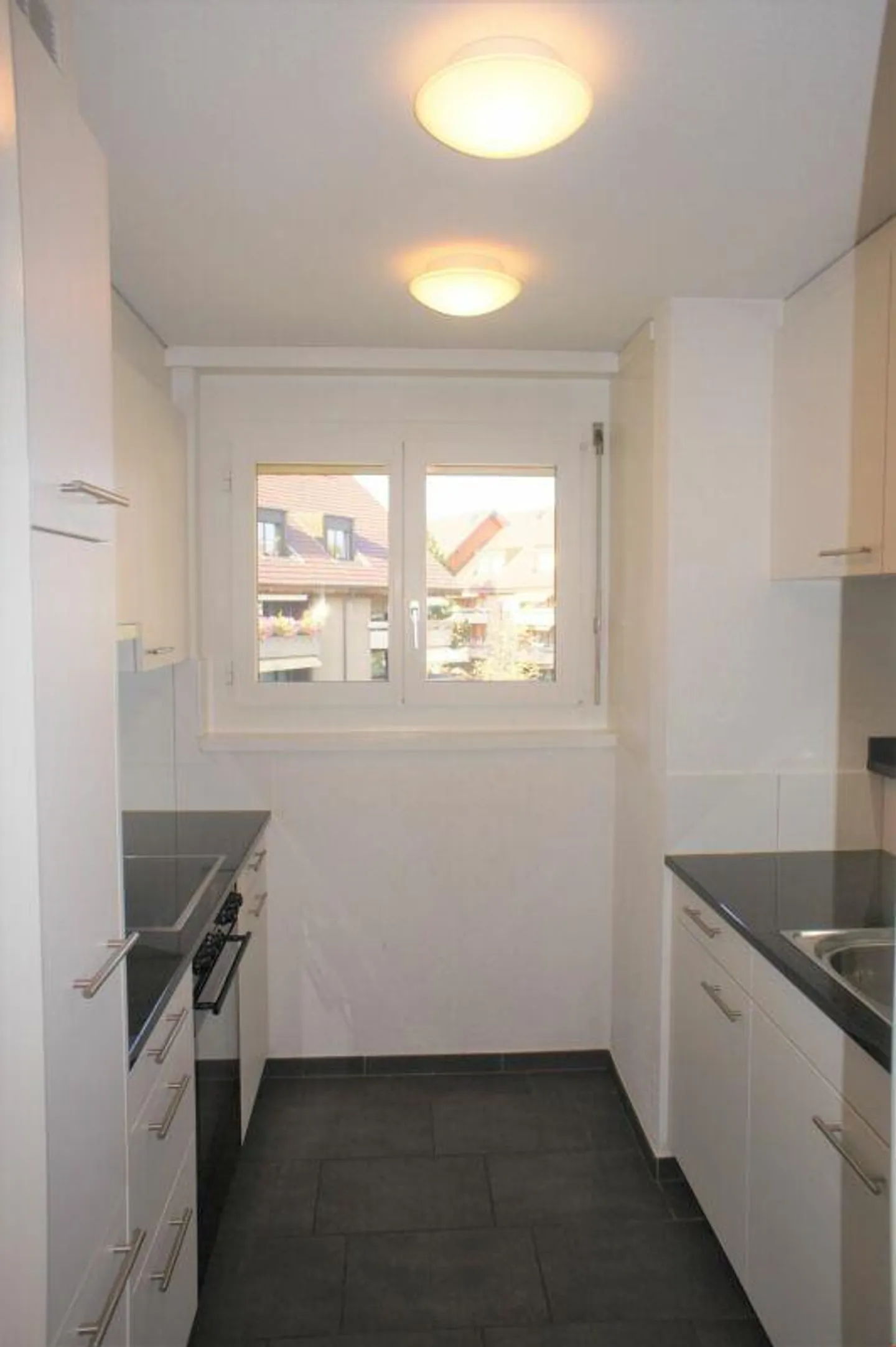 Spacious and modern with a large balcony in the greenery! - Photo 3 of 11