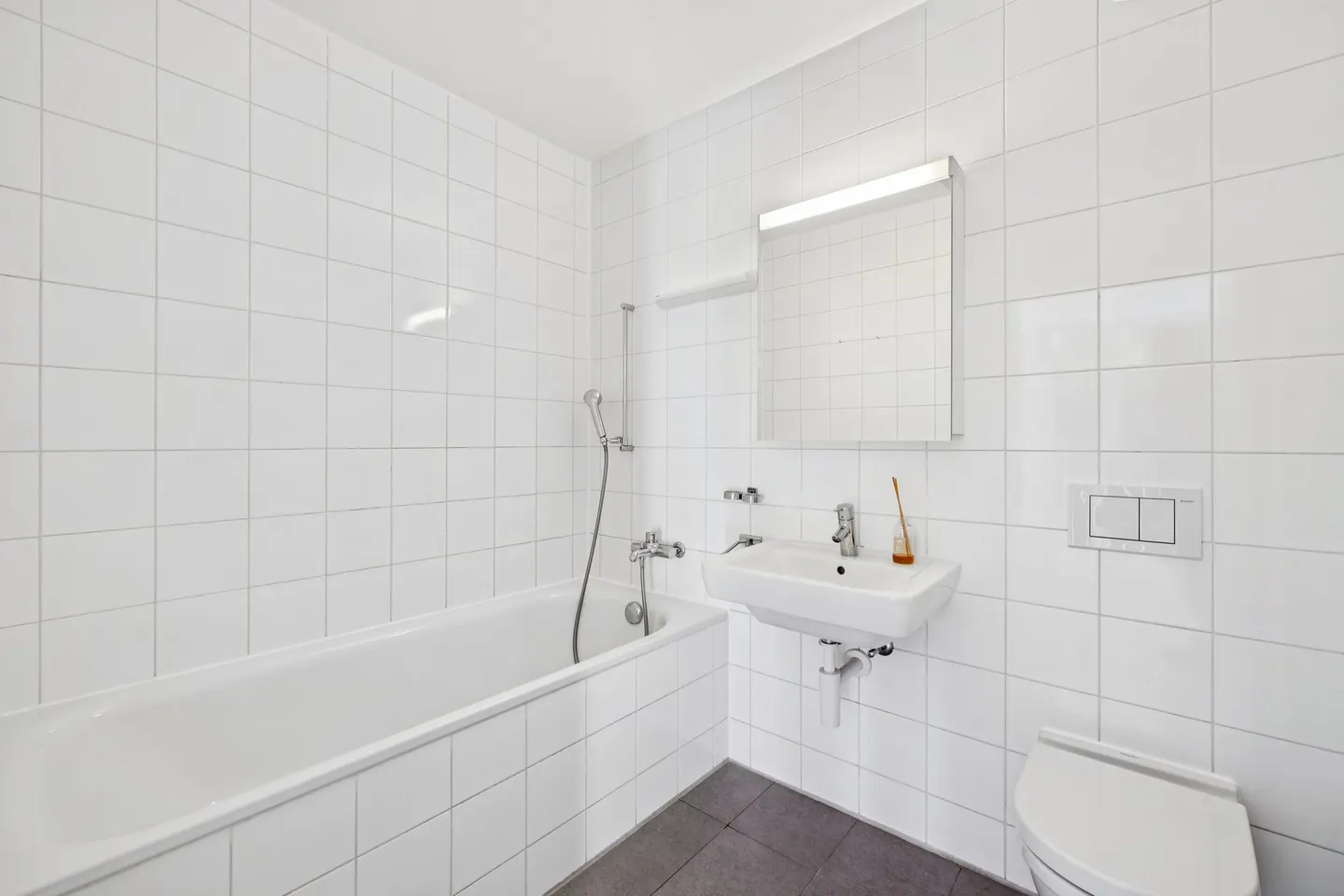 Modern Apartment in Quiet Area - Photo 8 of 10