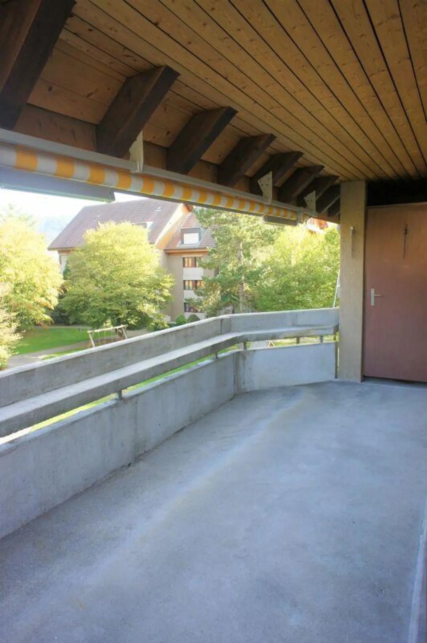 Spacious and modern with a large balcony in the greenery! - Photo 5 of 11