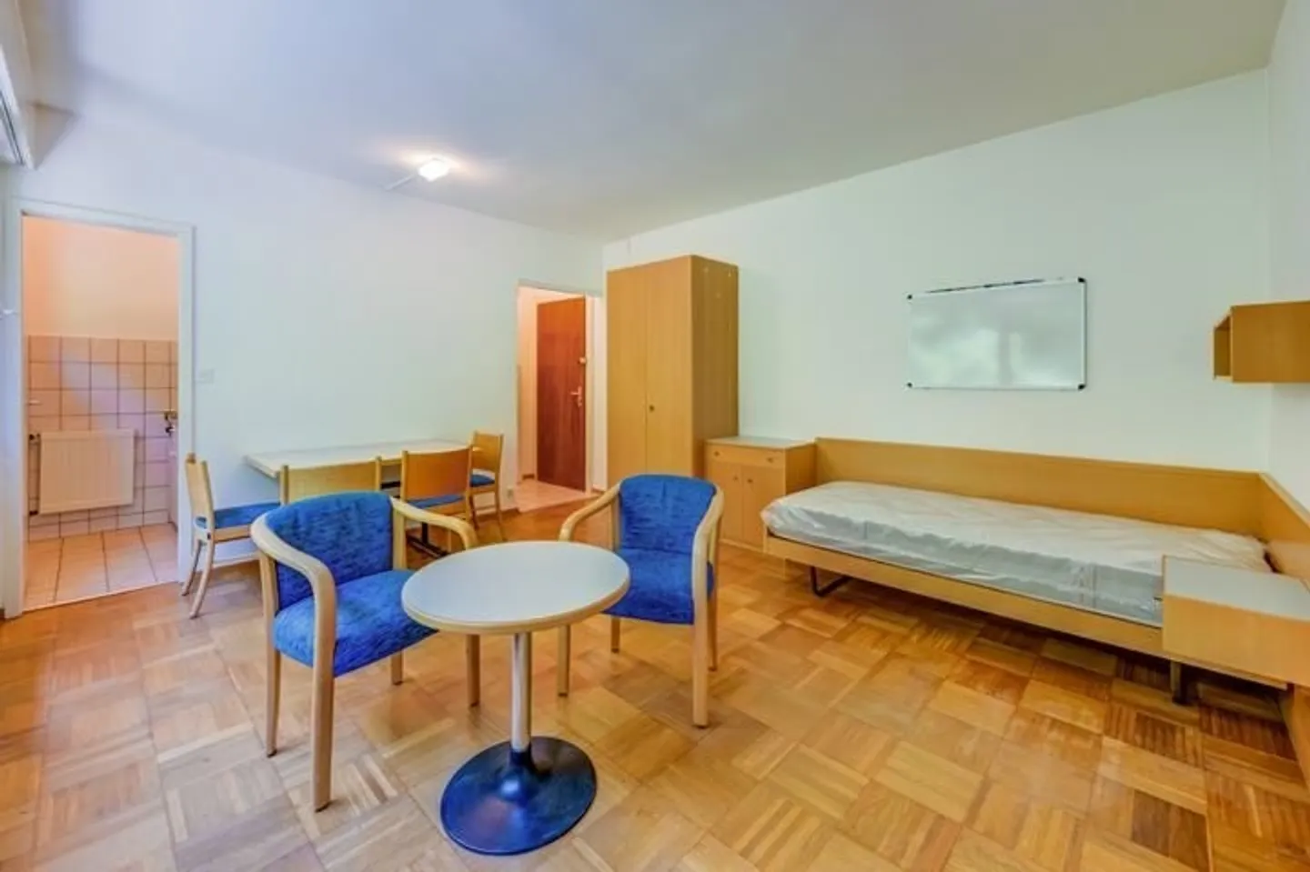 Möbliertes Studio mit privater Terrasse in der Nähe des Stadtzentrums - Foto 3 von 3
