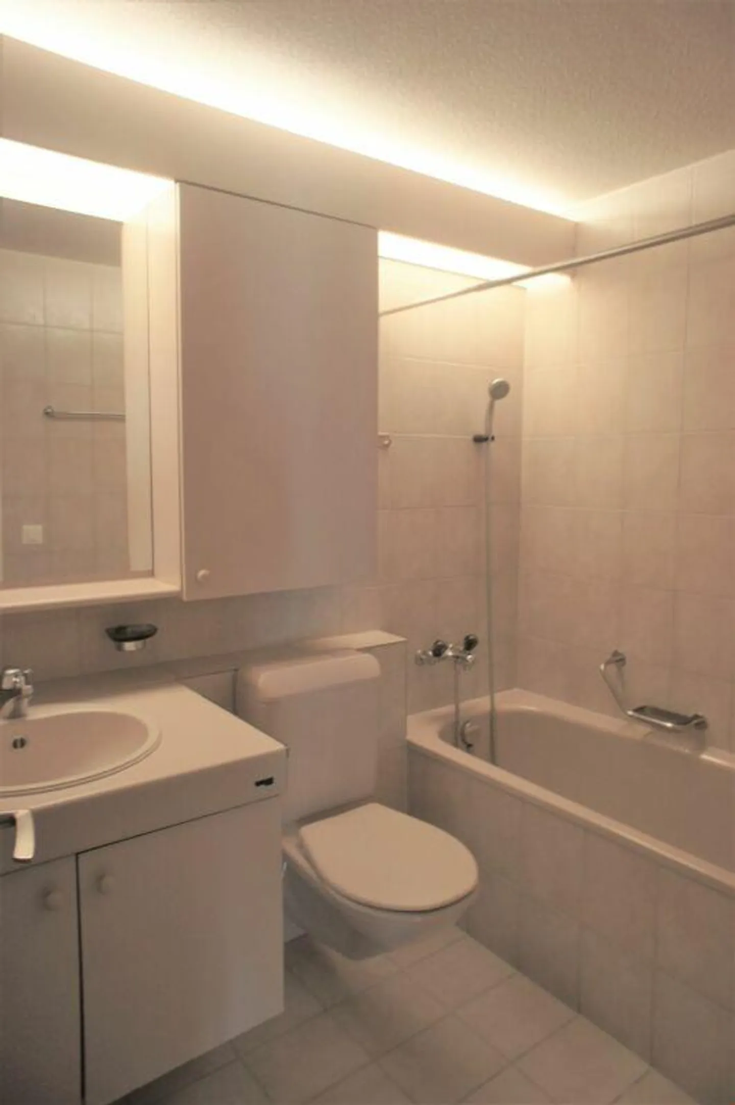 Spacious and modern with a large balcony in the greenery! - Photo 10 of 11