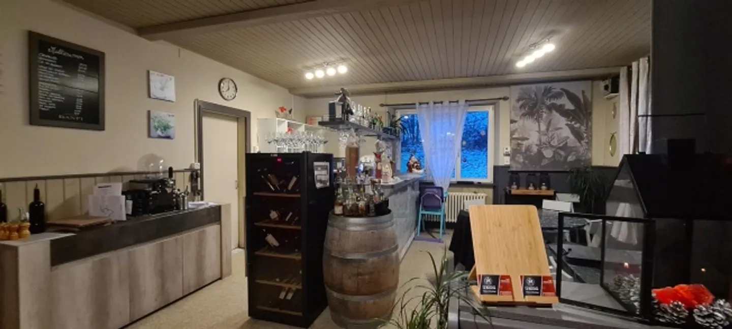«IDÉALEMENT SITUÉ, AVEC UNE CLIENTÈLE D'HABITUÉS» - Photo 3 sur 5