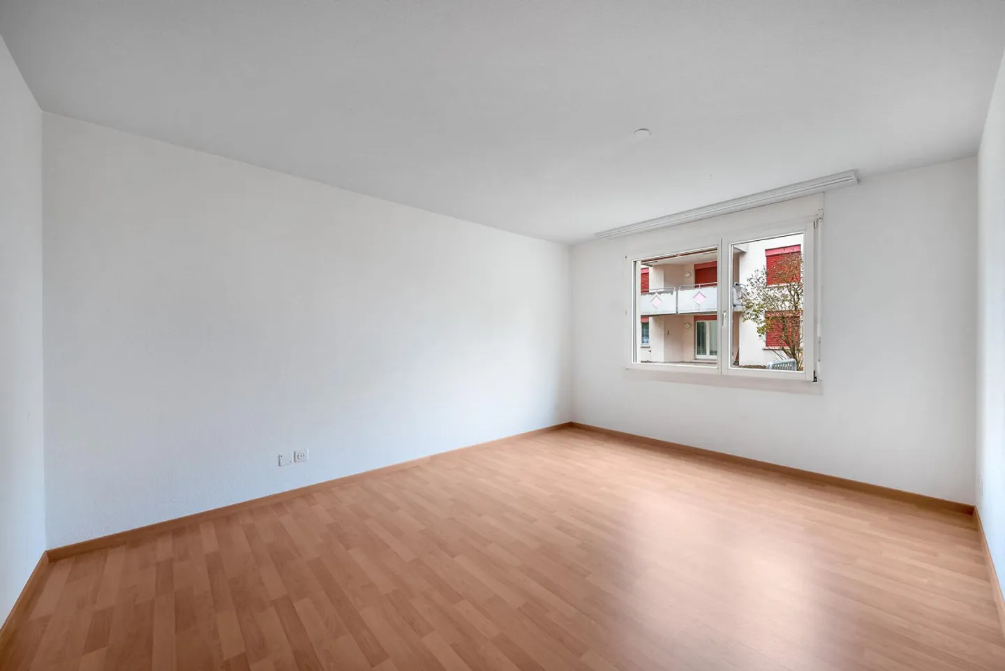 Charmante Dachwohnung zu Vermieten - Foto 2 von 4