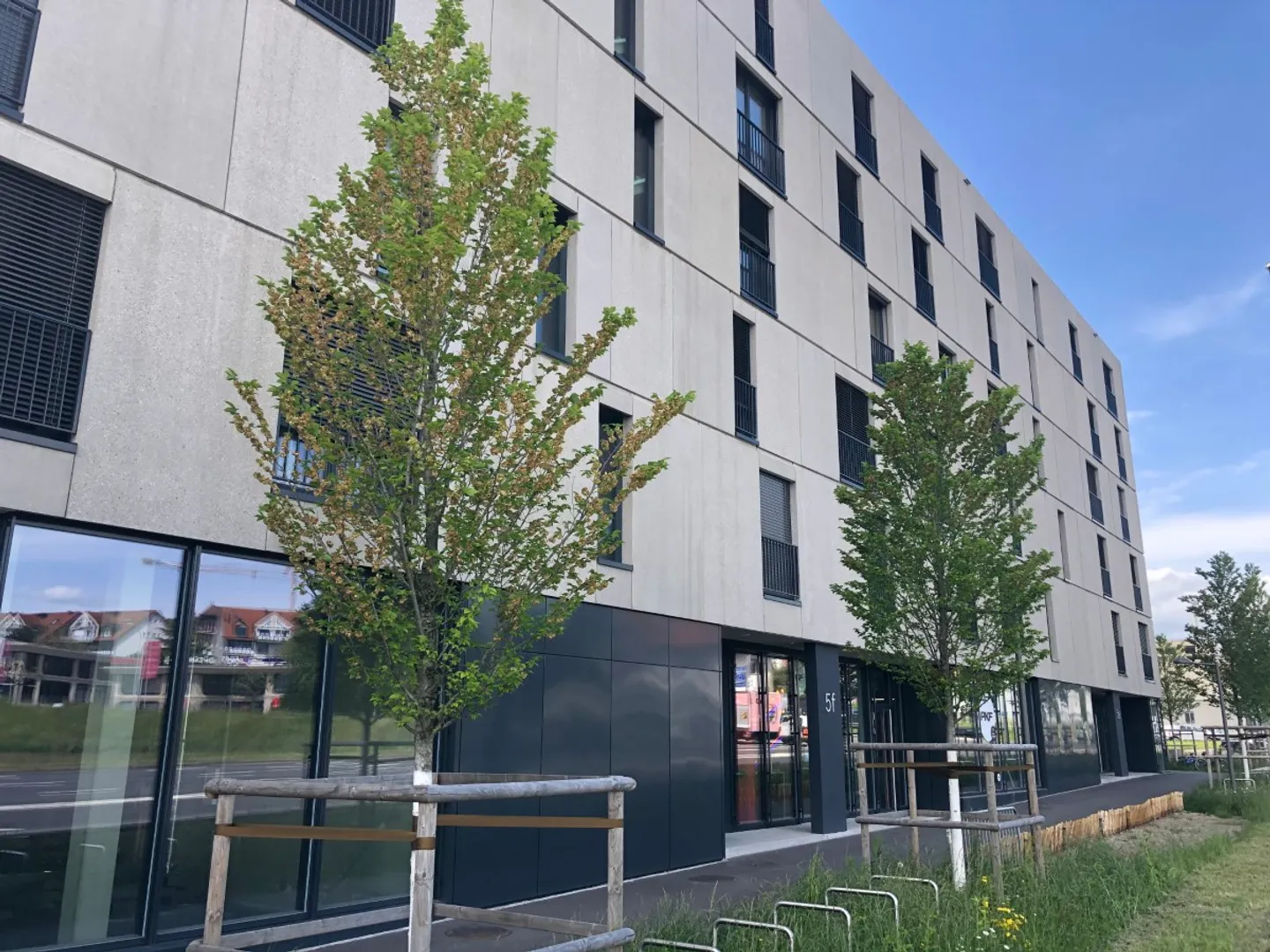 Posto auto con stazione di ricarica elettrica - Foto 1 di 1