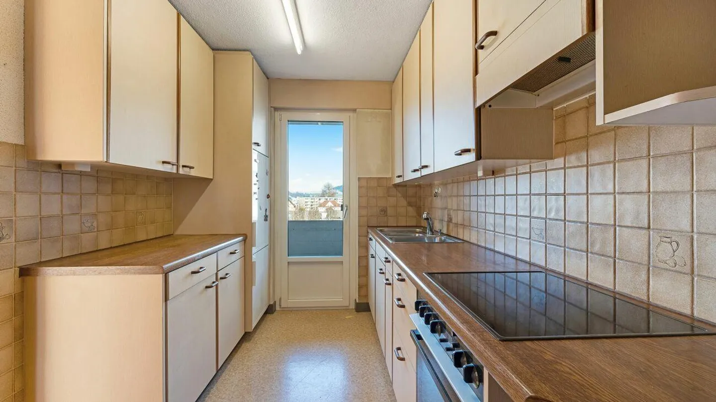 Casa angolare con giardino in una posizione tranquilla in città - Foto 3 di 6