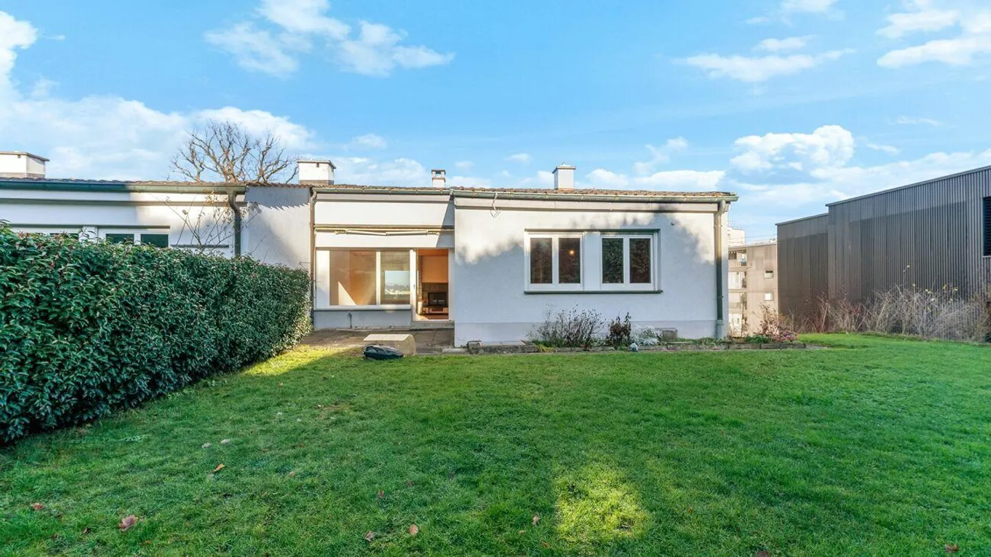 Casa angolare con giardino in una posizione tranquilla in città - Foto 4 di 6