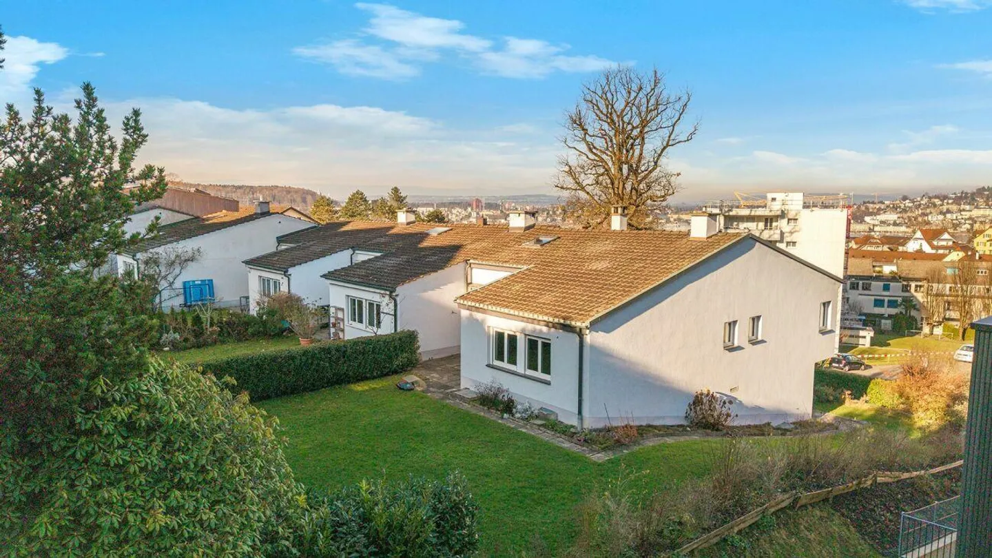 Casa angolare con giardino in una posizione tranquilla in città - Foto 5 di 6