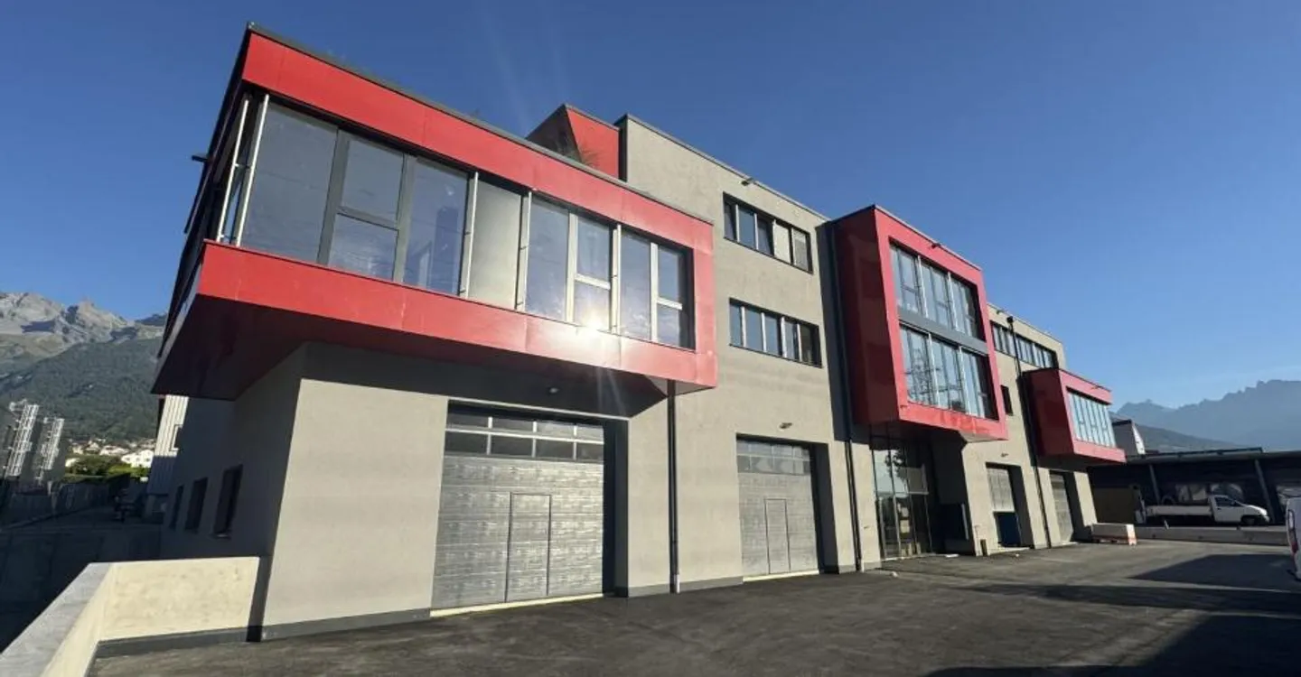 Workshop/Storage on the ground floor - direct access and large electric door - Photo 1 of 5