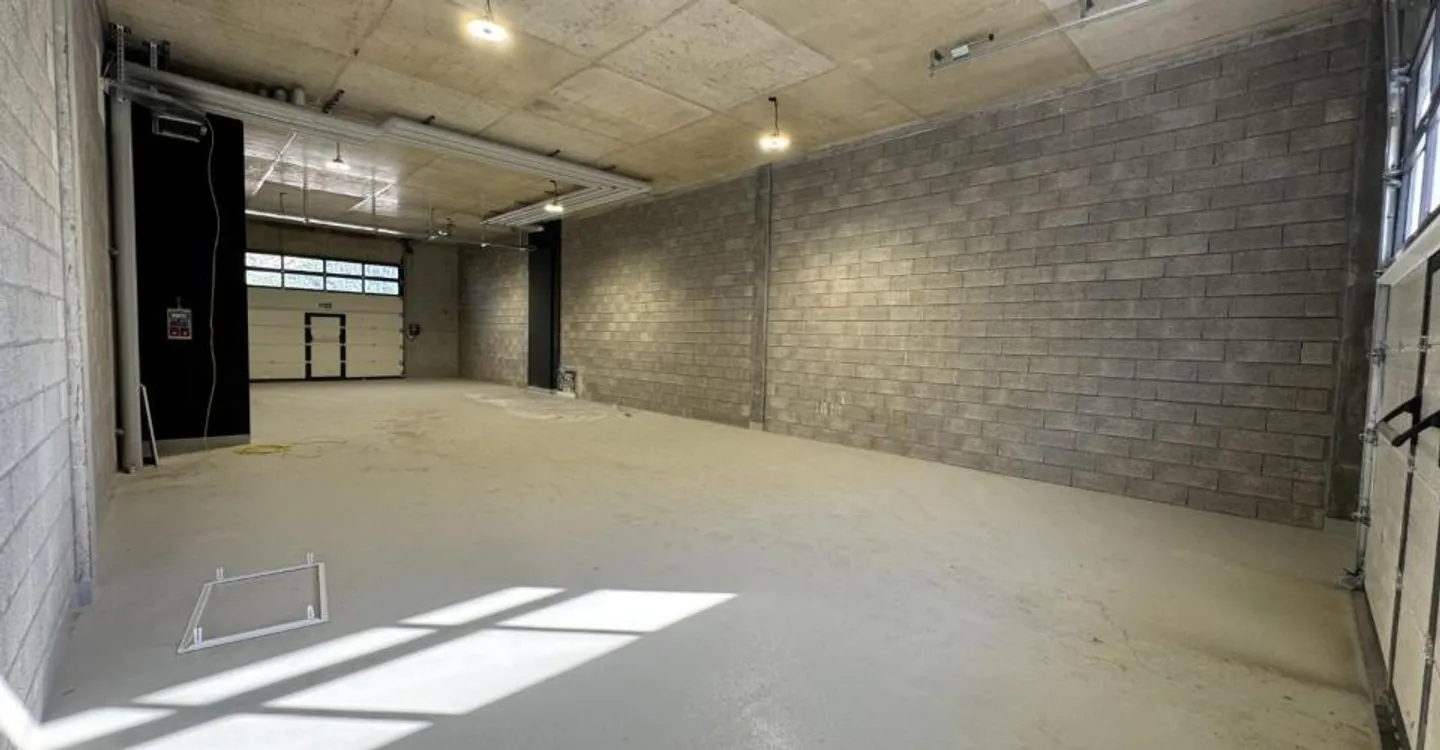 Workshop/Storage on the ground floor - direct access and large electric door - Photo 2 of 5