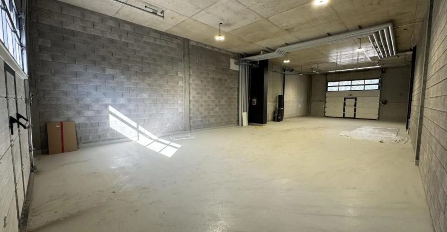 Workshop/Storage on the ground floor - direct access and large electric door - Photo 3 of 5