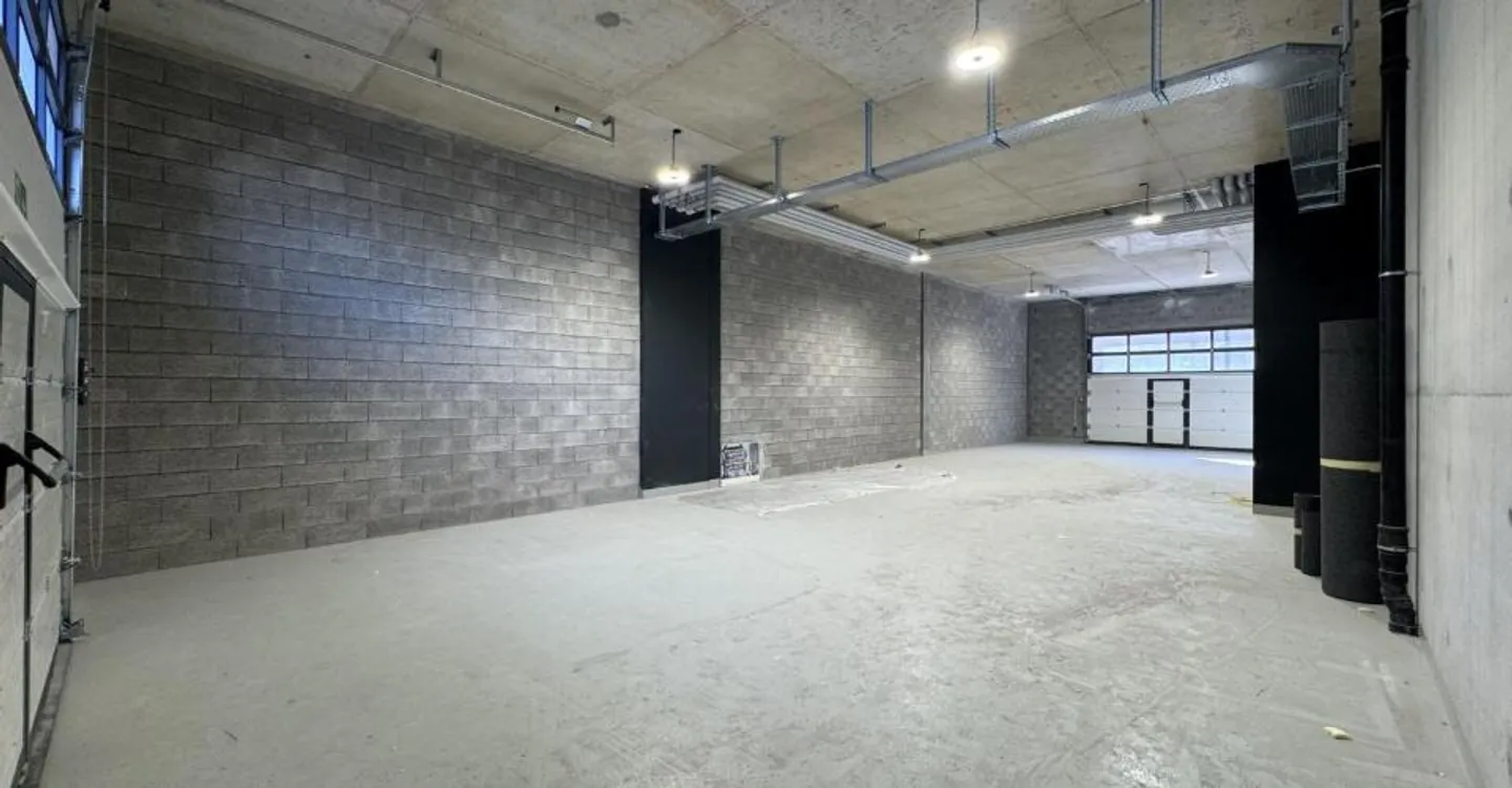 Workshop/Storage on the ground floor - direct access and large electric door - Photo 4 of 5