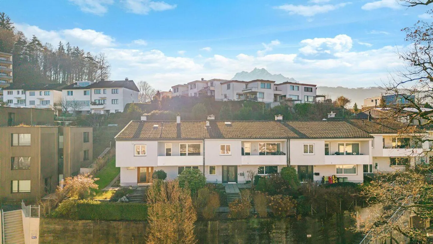 Casa angolare con giardino in una posizione tranquilla in città - Foto 1 di 6
